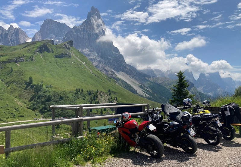 Kurvenreiche Gebirgsstraßen erwarten Sie und Ihr Motorrad auf unserer Dolomitentour am Monte Grappa und Reschenpass.
