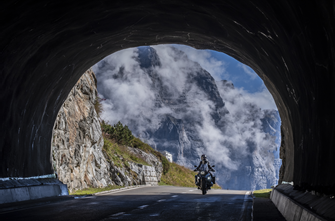 Die beeindruckenden Tunnel der Dolomiten durchfahren