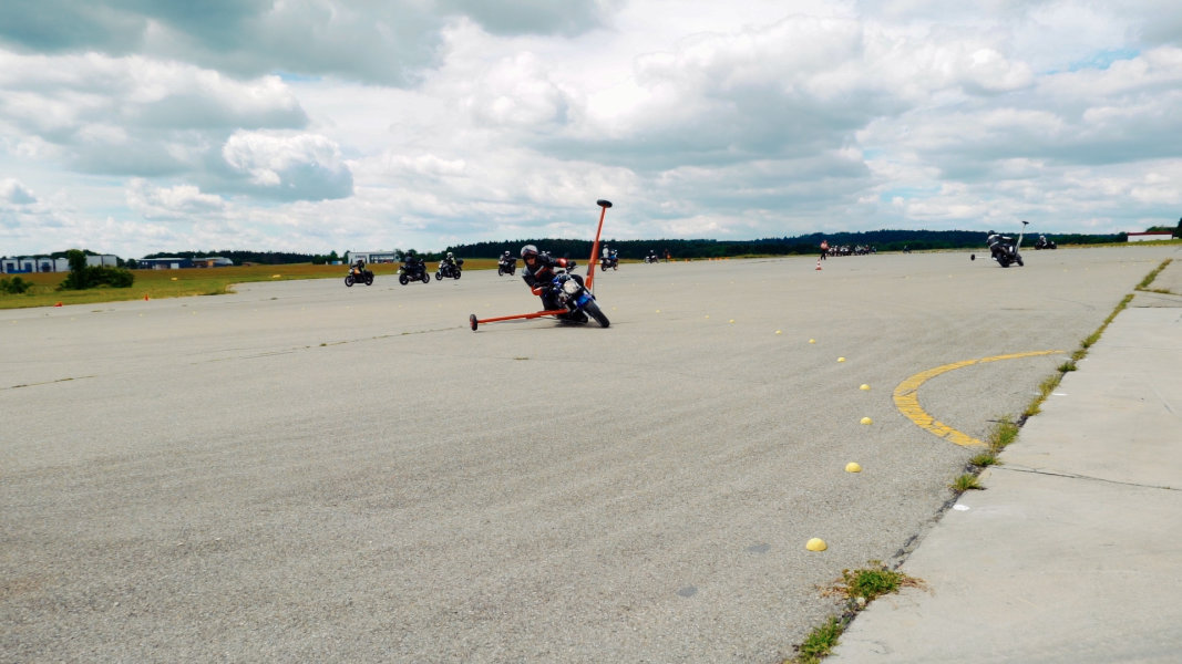 Motorradtraining Fahrsicherheitstraining mit Schräglagenbike sicher üben