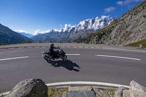 Traumhafte Motorradtouren durch die Dolomiten. Kurvenreiche Landstraße mit traumhaftem Ausblick